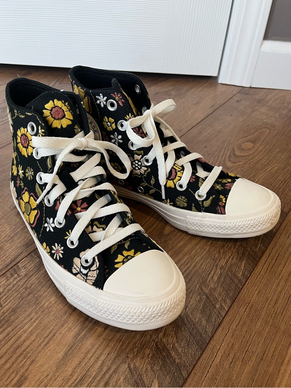Converse Chuck Taylor All Star Retro Flowers Embroidered - Women’s 7/ Men’s 5 - Picture 2 of 16